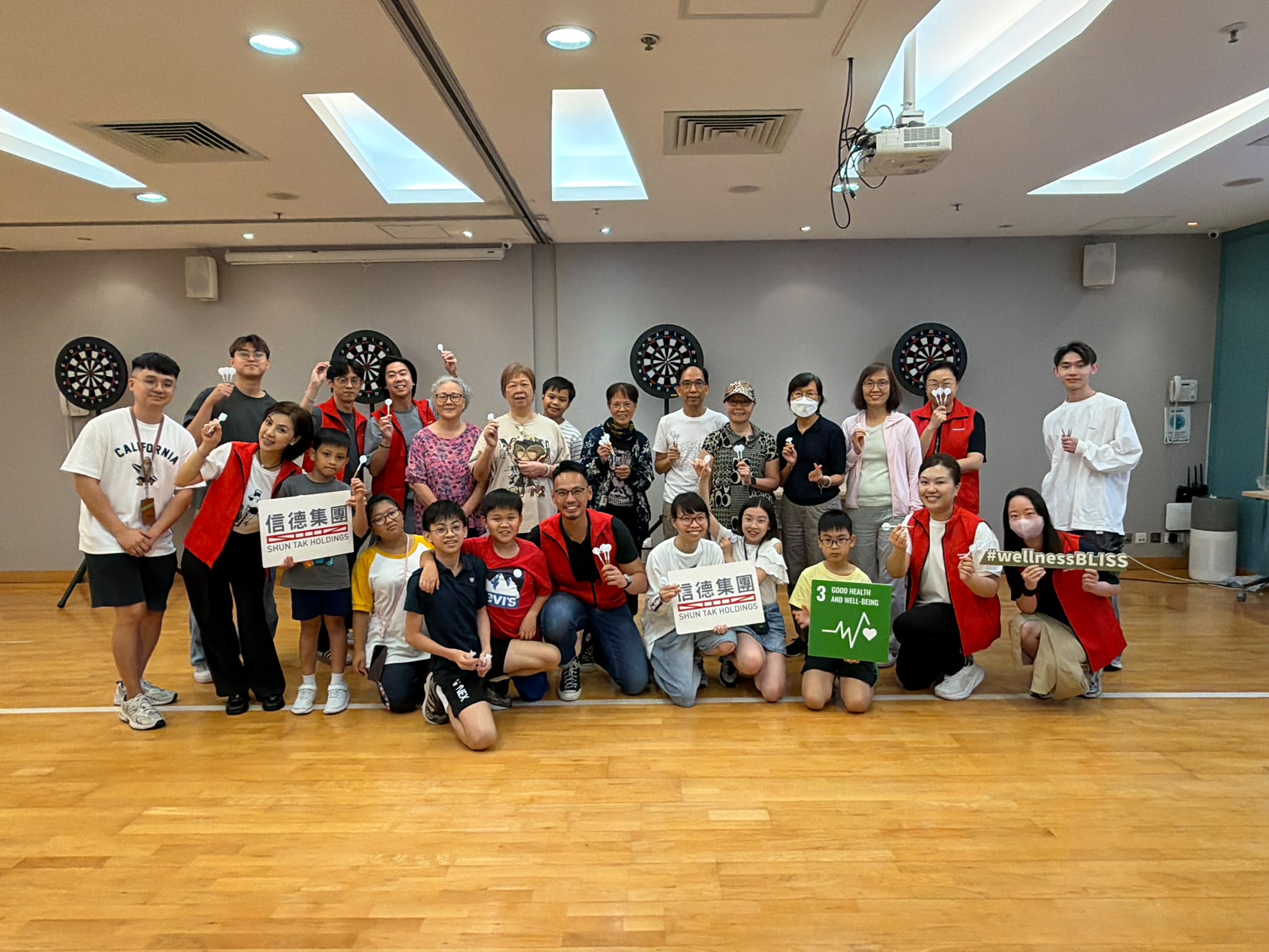 03_darts_group photo
