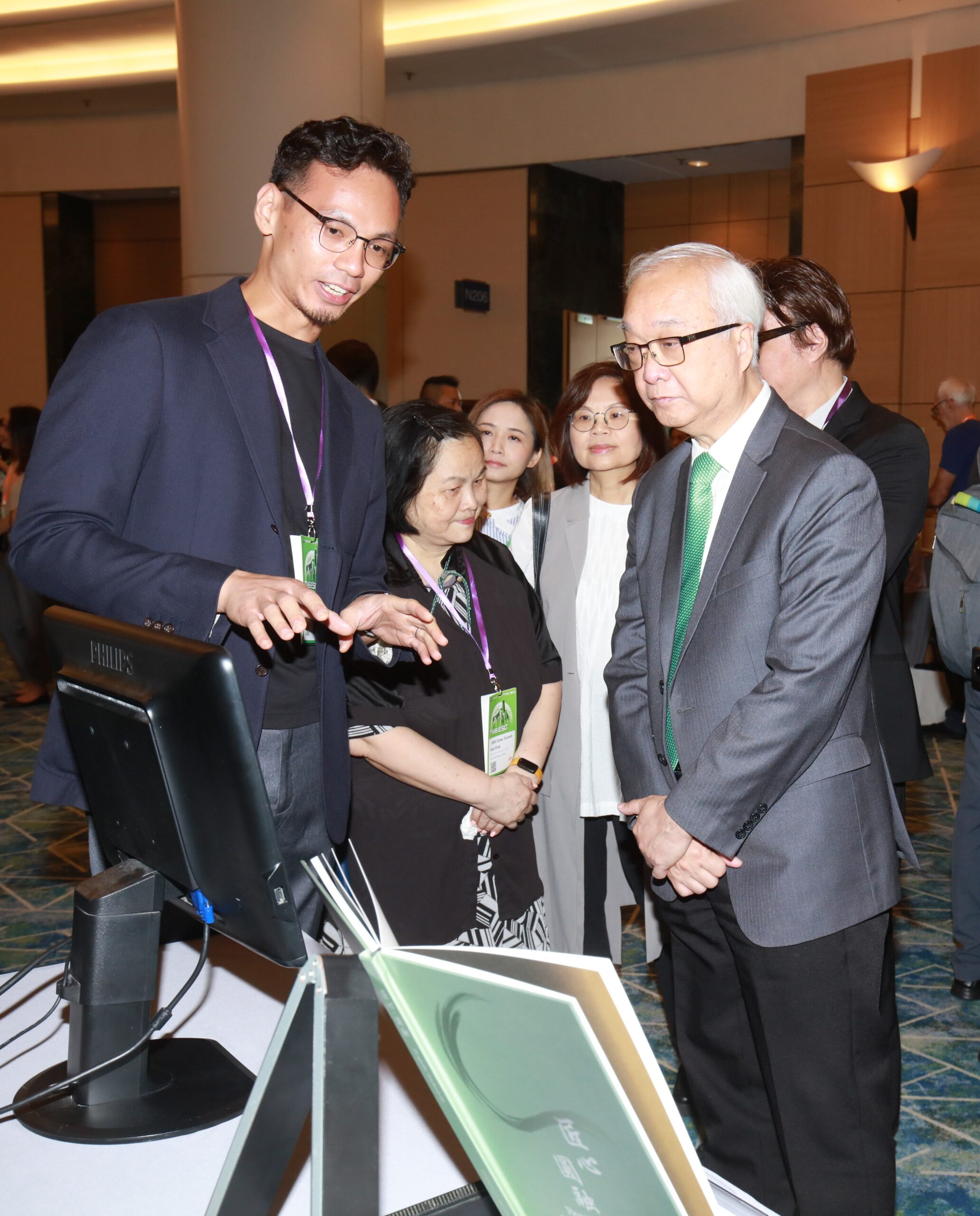 03_Tse-Chin-wan-at-booth_7067_cropped.jpg